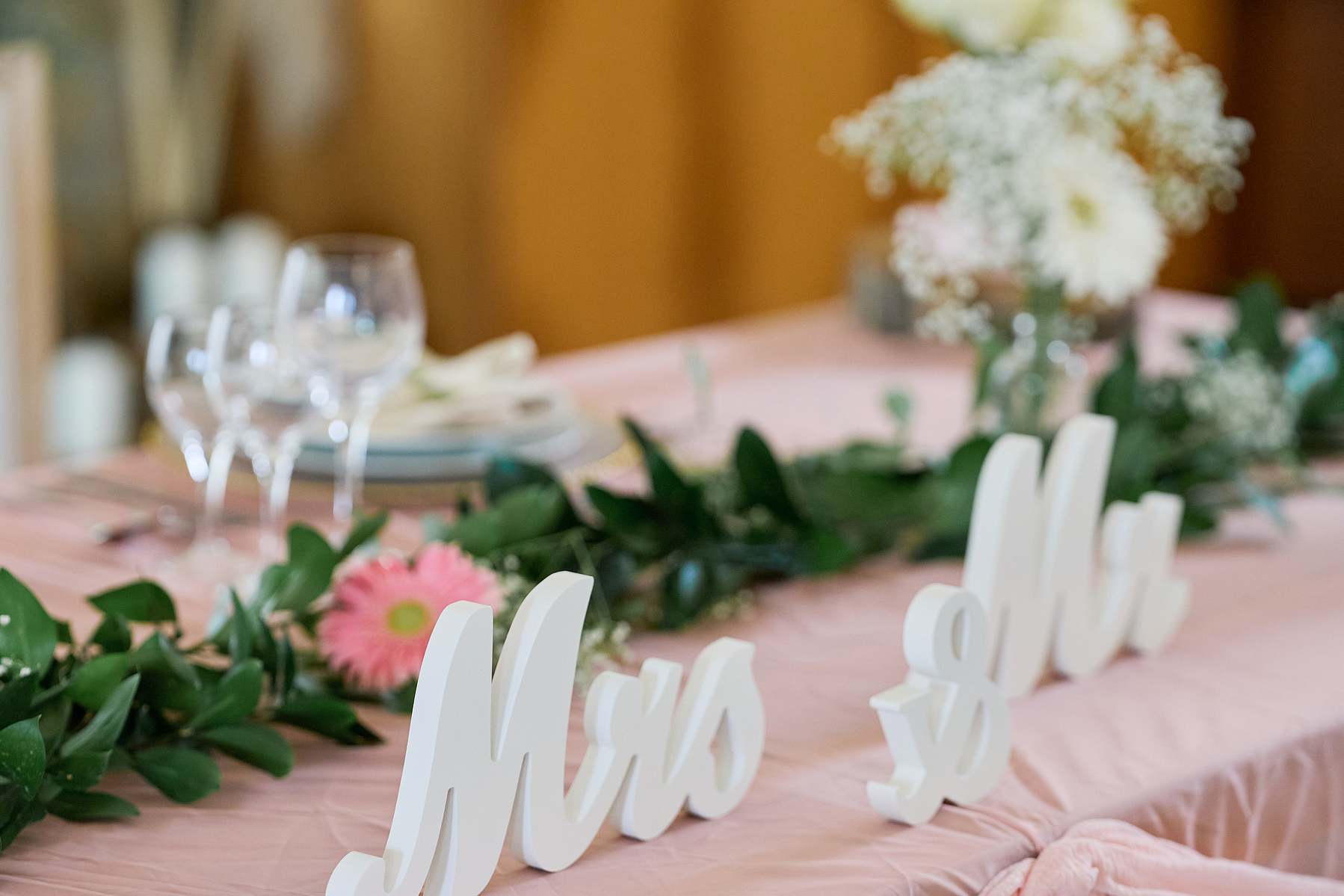 Pormenor de papelaria floral numa mesa de celebração