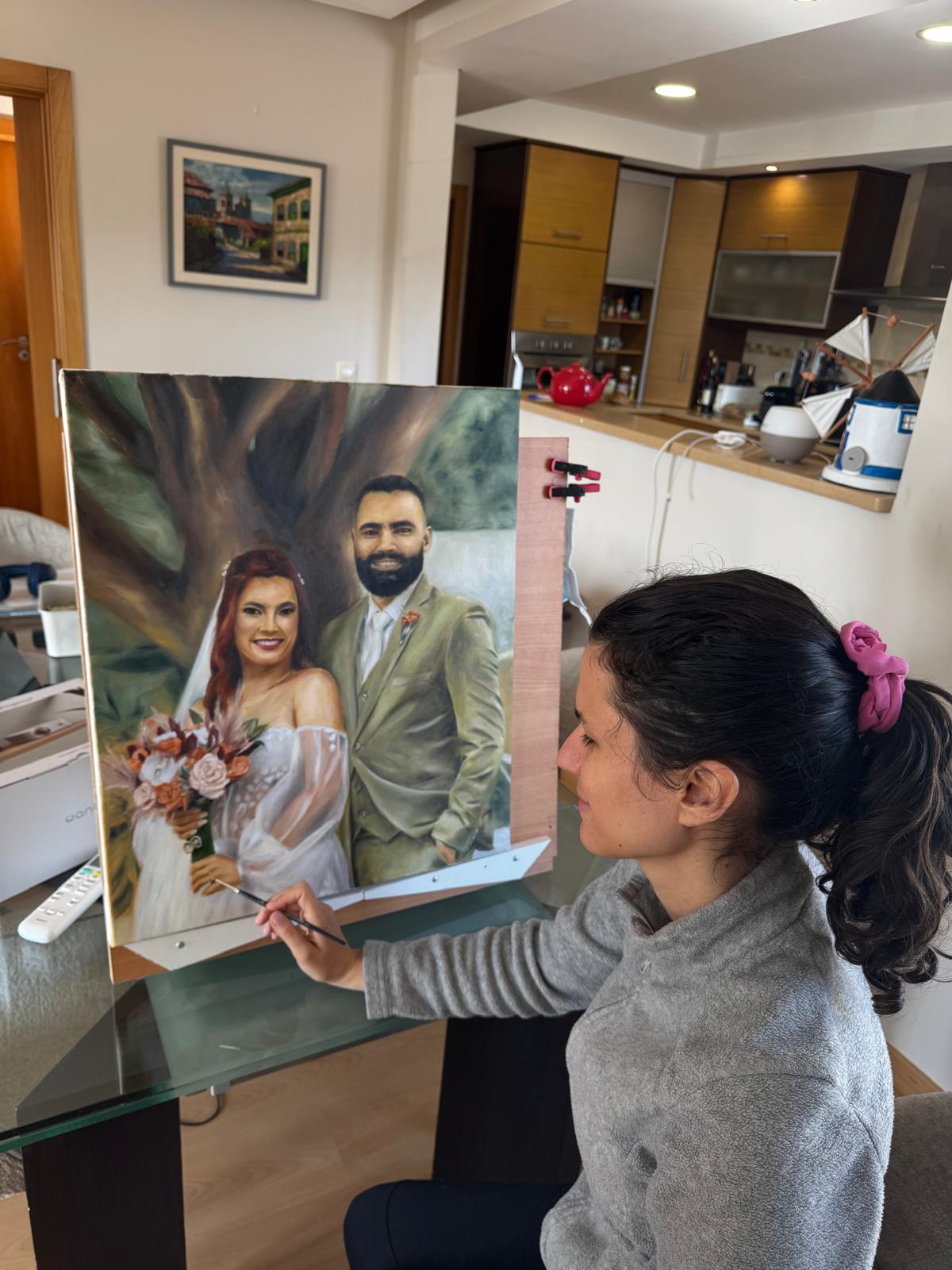 Imagem ilustrativa de uma artista a pintar no atelier